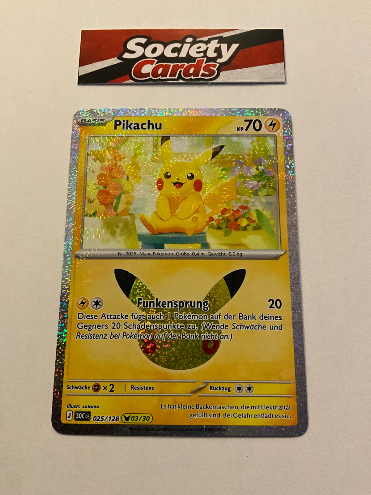 Pokémon Pikachu 025/128 Holo – Nr. 03/30 – 30 Jahre (Deutsch)