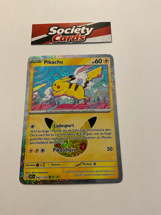 Pokémon Pikachu 042/128 Holo – Nr. 20/30 – 30 Jahre (Deutsch)